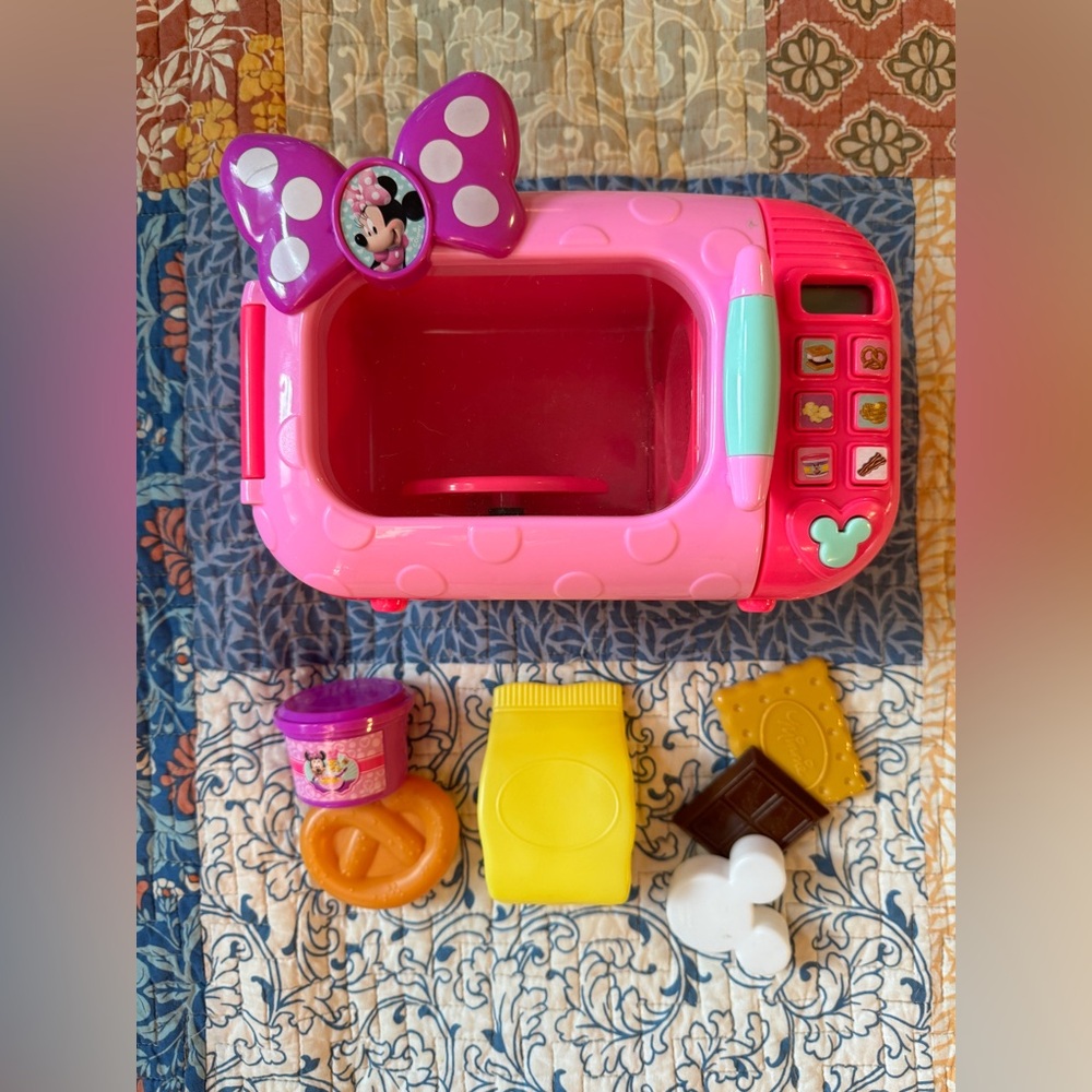 Minnie Mouse microwave